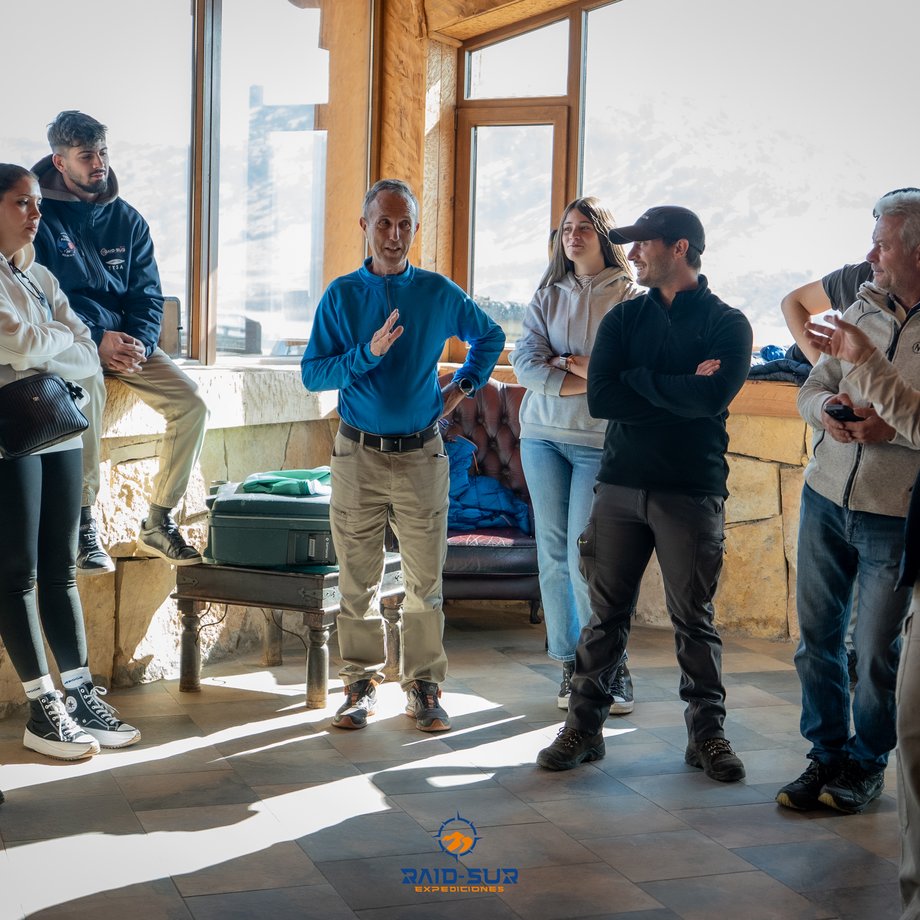 Briefing nocturno de etapa con el equipo de Raid-Sur
