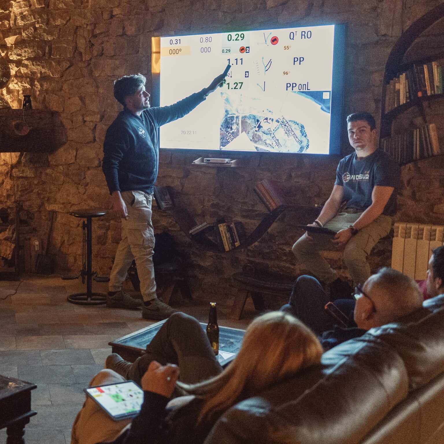 Briefing de etapa con OpenRally Pro proyectado en pantalla